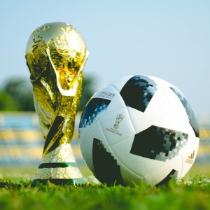 开云-当姆巴佩戴上手套，从锋线死神到零封英雄的奇幻一夜，姆巴佩客串门将零封对手，锋线死神的奇幻一夜